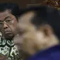 Terdakwa dugaan suap pembangunan PLTU Riau-1,Idrus Marham menyimak keterangan Mantan Ketua DPR, Setya Novanto saat sidang lanjutan dugaan suap pembangunan PLTU Riau-1, Pengadilan Tipikor, Jakarta, Selasa (19/2). (Liputan6.com/Helmi Fithriansyah)