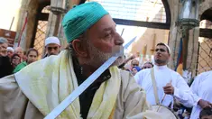 Pria Muslim Sufi Lebanon menggesekan pedang di mulutnya saat perayaan Maulid Nabi Muhammad SAW di Sidon, Lebanon (30/11). Mereka merayakan hari kelahiran Nabi Muhammad SAW yang jatuh pada tanggal 12 Rabiul Awal. (AFP Photo/Mahmoud Zayyat)