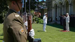 Kunjungan kenegaraan ini menjadi momen penting untuk memperkokoh kemitraan strategis Indonesia dan Australia. Tampak dalam foto, Presiden Indonesia Prabowo Subianto (kedua dari kanan) memeriksa pasukan kehormatan bersama Gubernur Jenderal Australia Sam Mostyn (kanan) di Admiralty House di Sydney, Australia, pada Rabu 12 November 2025. (Rick Rycroft/POOL/AFP)