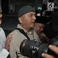 Ustaz Abdul Somad (UAS) berusaha menghindari kerumunan awak media setibanya di Kantor Majelis Ulama Indonesia (MUI), Jakarta, Rabu (21/8/2019). UAS memenuhi undangan MUI untuk menyampaikan klarifikasi mengenai video ceramahnya yang viral dan memicu polemik. (merdeka.com/Iqbal S Nugroho)