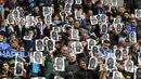 Ribuan Fans Napoli membentangkan poster Kalidou Koulibaly pada laga  Serie A Liga Italia di San Paolo stadium, Minggu (7/2/2016).Aksi ini merupakan balasan atas tindakan rasis dari fans Lazio kepada Kalidou. (AFP/Carlo Hermann)
