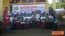 Citizen6, Aceh: OSIS dan para Guru di SMA Negeri 4 Kejuruan Muda Aceh Tamiang beserta donatur, melakukan aksi penggalangan dana untuk korban banjir bandang di SD Ujong Peunalom, Tangse, Pidie.(Pengirim: Ari Gunawan)