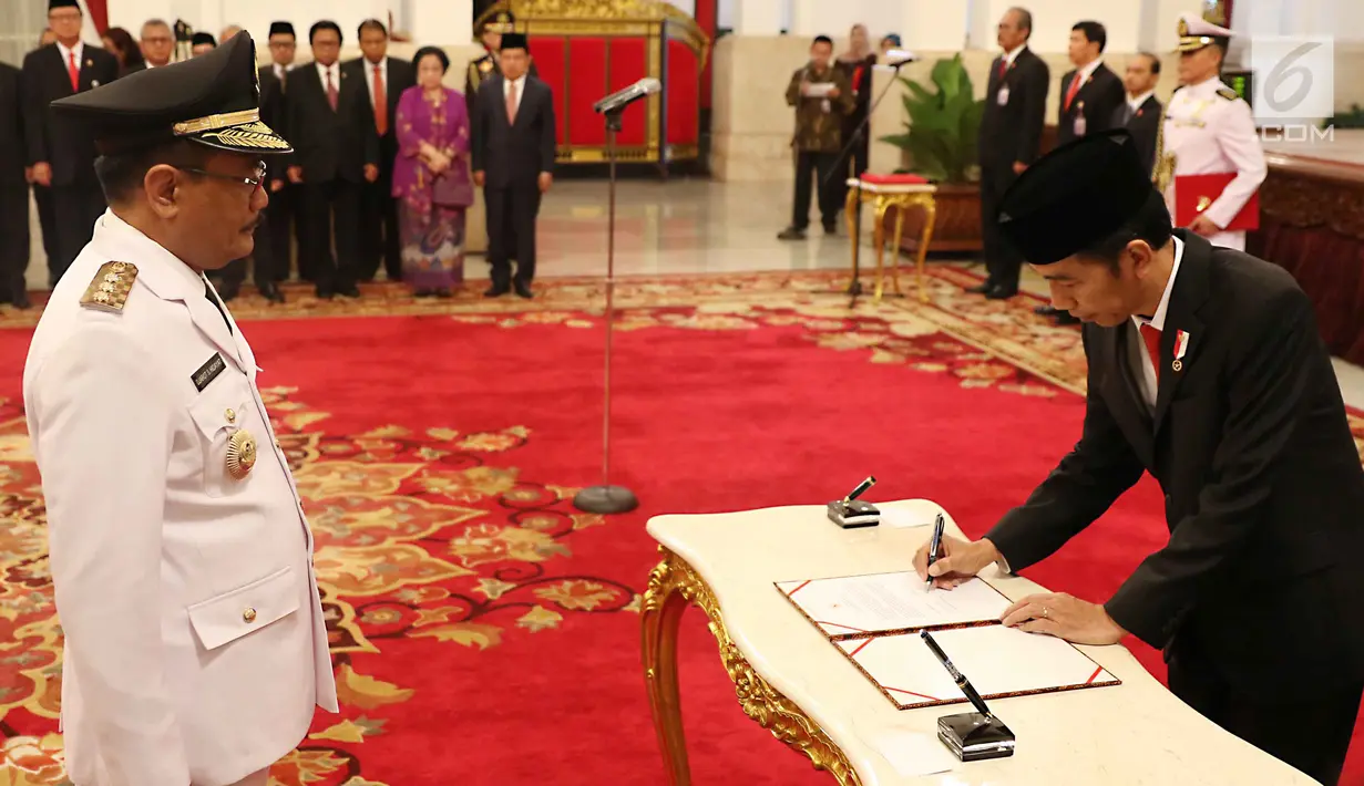 Presiden Joko Widodo menandatangani dokumen pelantikan Gubernur definitif DKI Jakarta, Djarot Saiful Hidayat di Istana Negara, Jakarta, Kamis (15/6). Djarot dilantik untuk sisa periode 2012-2017. (Liputan6.com/Angga Yuniar)