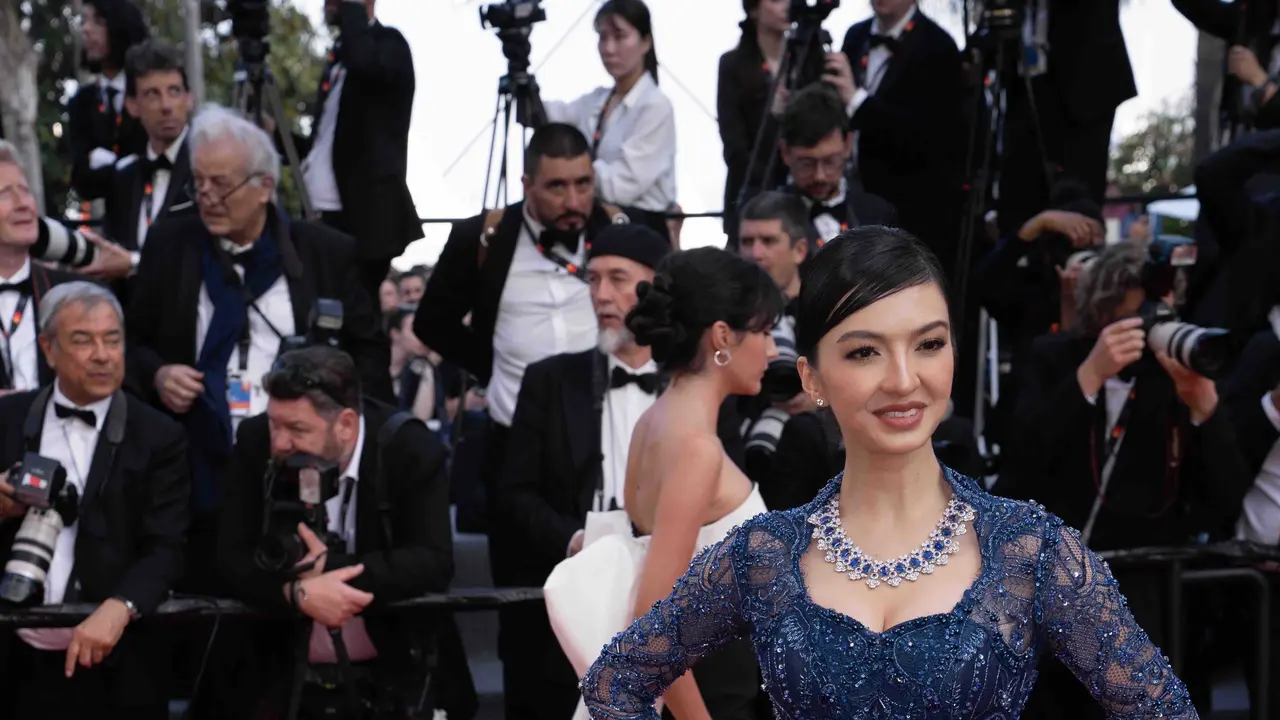 Detail Kebaya Biru Raline Shah yang Sukses Curi Perhatian Dunia di Festival Film Cannes 2023