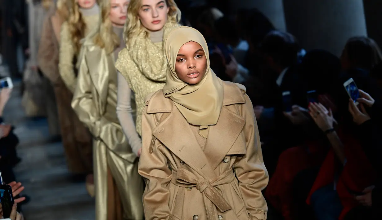 Model berhijab keturunan Amerika-Somalia, Halima Aden tampil di atas catwalk fashion show Max Mara women's Fall/Winter 2017-2018 dalam Milan Fashion Week, di Milan, Kamis (23/2). (Miguel MEDINA/AFP)