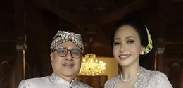 Maia Estianty dan suami kompak di saat Siraman 7 Bulanan Alyssa Daguise. [@maiaestiantyreal]