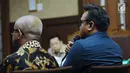 Komisaris PT Murakabi Sejahtera, Irvanto Hendra Pambudi (kanan) menjawab pertanyaan saat menjadi saksi pada sidang dugaan korupsi proyek e-KTP dengan terdakwa, Setya Novanto di Pengadilan Tipikor, Jakarta, Senin (5/3). (Liputan6.com/Helmi Fithriansyah)
