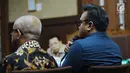 Komisaris PT Murakabi Sejahtera, Irvanto Hendra Pambudi (kanan) menjawab pertanyaan saat menjadi saksi pada sidang dugaan korupsi proyek e-KTP dengan terdakwa, Setya Novanto di Pengadilan Tipikor, Jakarta, Senin (5/3). (Liputan6.com/Helmi Fithriansyah)