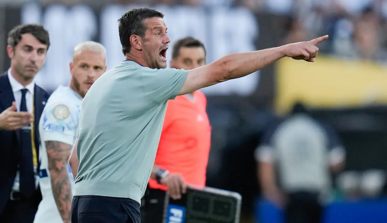 Penunjukan Cristian Chivu sebagai pelatih kepala menandai era baru bagi Inter Milan. Ia menggantikan Simone Inzaghi yang mundur usai kekalahan 0-5 dari Paris Saint-Germain di final Liga Champions musim lalu. (AP Photo/Gregory Bull)