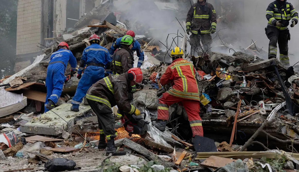 Salah satu pejabat kota Kyiv mengatakan bahwa serangan drone dan rudal Rusia menghantam setidaknya 27 lokasi pada dini hari. (Tetiana DZHAFAROVA/AFP)