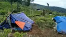 Bentuk tenda warga yang mengungsi di perkebunan teh milik PT Nirmala di Desa Malasari, Nanggung, Bogor, Jawa Barat. Mereka terpaksa meninggalkan kampungnya karena retakan bukit akibat gempa beberapa waktu lalu. (Liputan6.com/Achmad Sudarno)