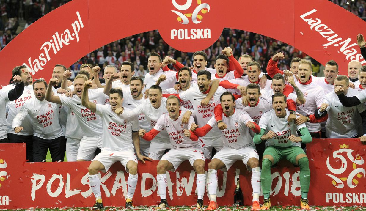 Para pemain Polandia merayakan keberhasilan lolos Piala Dunia 2018 setelah mengalahkan Montenegro di Stadion National, Warsawa, Minggu (8/10/2017). Polandia menang 4-2 atas  Montenegro. (AP/Alik Keplicz)