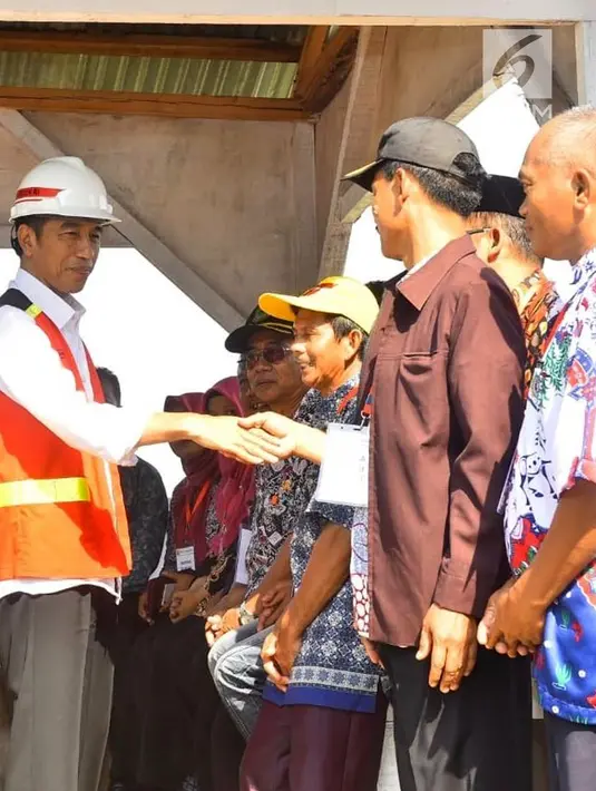 Presiden Joko Widodo atau Jokowi menyalami warga saat meninjau pembangunan bendungan di Cibeureum, Kuningan, Jawa Barat, Jumat (25/5). (Liputan6.com/Pool/Biro Pers Setpres)