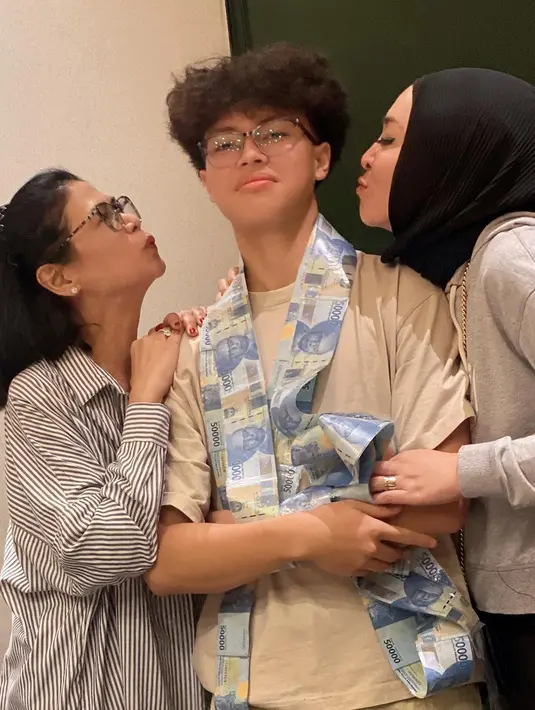 Perempuan yang pernah menjadi anggota DPR dari Partai Demokrat itu juga mengucapkan terima kasih kepada orang-orang yang selama ini ikut membesarkan Keanu. Terutama saat  Angie mendekam di penjara. [Instagram/angelinasondakh09]