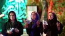 Muslim Syiah Iran berdoa saat berburu malam Lailatul Qadar di Teheran, Iran, Jumat (8/6). Muslim Syiah percaya bahwa malam Lailatul Qadar terjadi pada tanggal 19, 21 atau 23 Ramadan. (AP Photo/Ebrahim Noroozi)