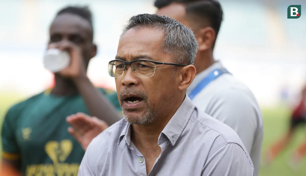 Pelatih Persikabo 1973, Aji Santoso (tengah), memberikan instruksi kepada para pemainnya dalam pertandingan pekan ke-9 BRI Liga 1 2023/2024 melawan Madura United yang berlangsung di Stadion Wibawa Mukti, Sabtu (20/8/2023). (Bola.com/Abdul Aziz)