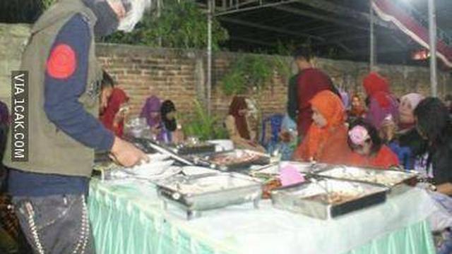 7 Potret Nyeleneh Orang Saat Hadiri Kondangan Ini Bikin Tepuk Jidat