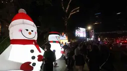 Sebagai informasi, Jakarta Light Festival 2025 memiliki daya tarik tersendiri, khususnya dalam pertunjukan video mapping yang dihadirkan sebagai rangkaian acara. Tampak dalam foto, warga menikmati suasana Jakarta Light Festival 2025 di sekitar Bundara Hotel Indonesia, Jakarta, Selasa (23/12/2025). (Kapanlagi.com/Budy Santoso)