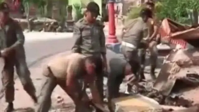 Aparat Bersihkan Sisa-sisa Bentrokan Lampung