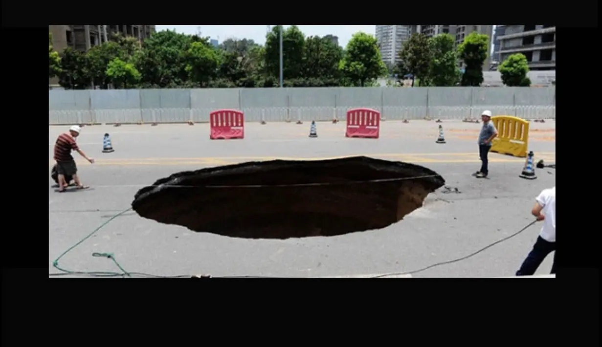 Lubang dengan lebar sekitar 30 meter muncul di China pada 7 Juni 2012. Seorang lelaki terluka parah karena kejadian ini. (Istimewa)