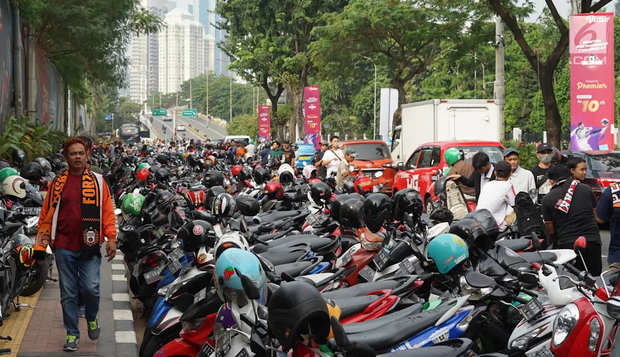 Sepeda motor memadati bahu jalan dan trotoar di sepanjang Jalan Gerbang Pemuda, Senayan, Jakarta, Rabu (10/7/2019). Adanya pertandingan sepak bola antara tim Persija Jakarta melawan Persib Bandung membuat sejumlah titik di kawasan Senayan menjadi lokasi parkir liar. (Liputan6.com/Immanuel Antonius)