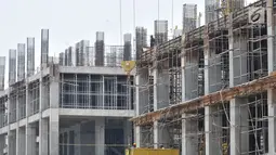 Pekerja menyelesaikan proyek pembangunan Apartemen Meikarta di Cikarang, Bekasi, Jawa Barat, Kamis (18/10). Bupati Bekasi Neneng Hasanah Yasin dan sejumlah pihak diduga menerima hadiah Rp 13 M terkait proyek Meikarta. (Merdeka.com/Iqbal Nugroho)