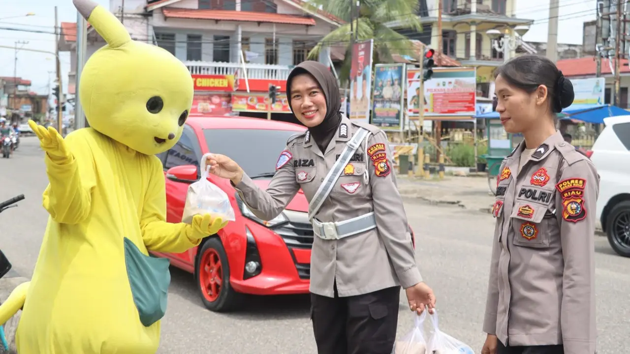 Polwan di Polres Rokan Hulu berbagi kepada warga dalam program Jumat Berkah.