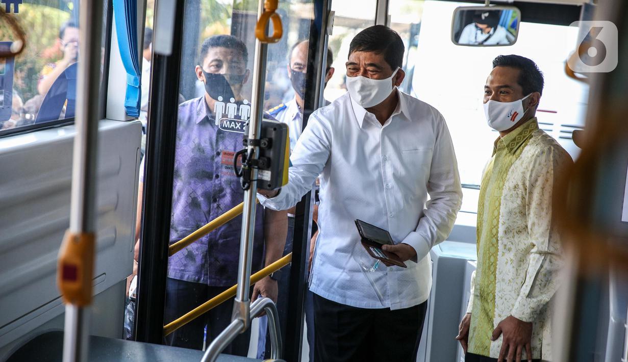Komisaris Utama TransJakarta Jaswandi (kiri) meninjau bus listrik Transjakarta di Kantor Pusat Transjakarta, Senin (6/7/2020). PT Transportasi Jakarta menguji coba bus listrik rute Balai Kota - Blok M dengan mengangkut pelanggan selama tiga bulan ke depan mulai Senin (6/7). (Liputan6.com/Faizal Fana