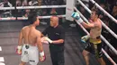 Rudy Golden Boy dan Paris Pernandes bersitegang pada laga HSS Series 6 di W Superclub Gatsu, Jakarta, pada Senin (10/11/2025) dini hari WIB. (Bola.com/M Iqbal Ichsan)