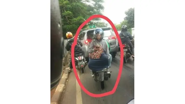 6 Tingkah Nyeleneh Orang Bonceng di Motor Ini Bikin Senyum