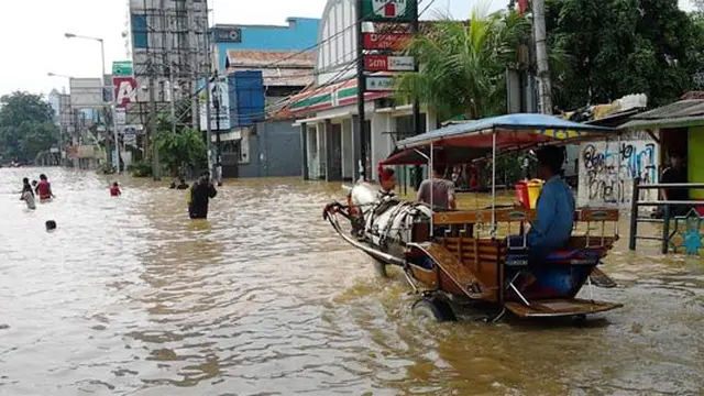 [VIDEO] Kelapa Gading Banjir Air, Delman Kebanjiran Rezeki