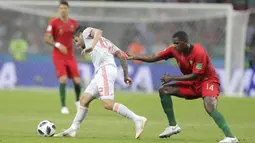 Gelandang Spanyol, Isco, berusaha melewati gelandang Portugal, William Carvalho, pada laga Grup B Piala Dunia di Stadion Fisht, Sochi, Jumat (15/6/2018). Kedua negara bermain imbang 3-3. (AP/Sergei Grits)