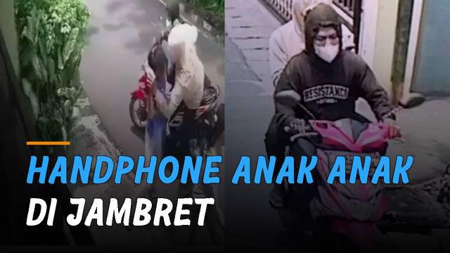 Dua orang pencuri jambret handphone anak-anak. Kejadian itu terjadi di Perumahan Aneka Penggilingan, Cakung, Jakarta Timur.