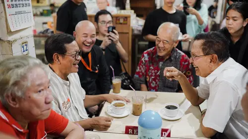 Pramono Anung Ditemani Roy Marten saat Blusukan dan Sapa Warga di Glodok -  News Liputan6.com