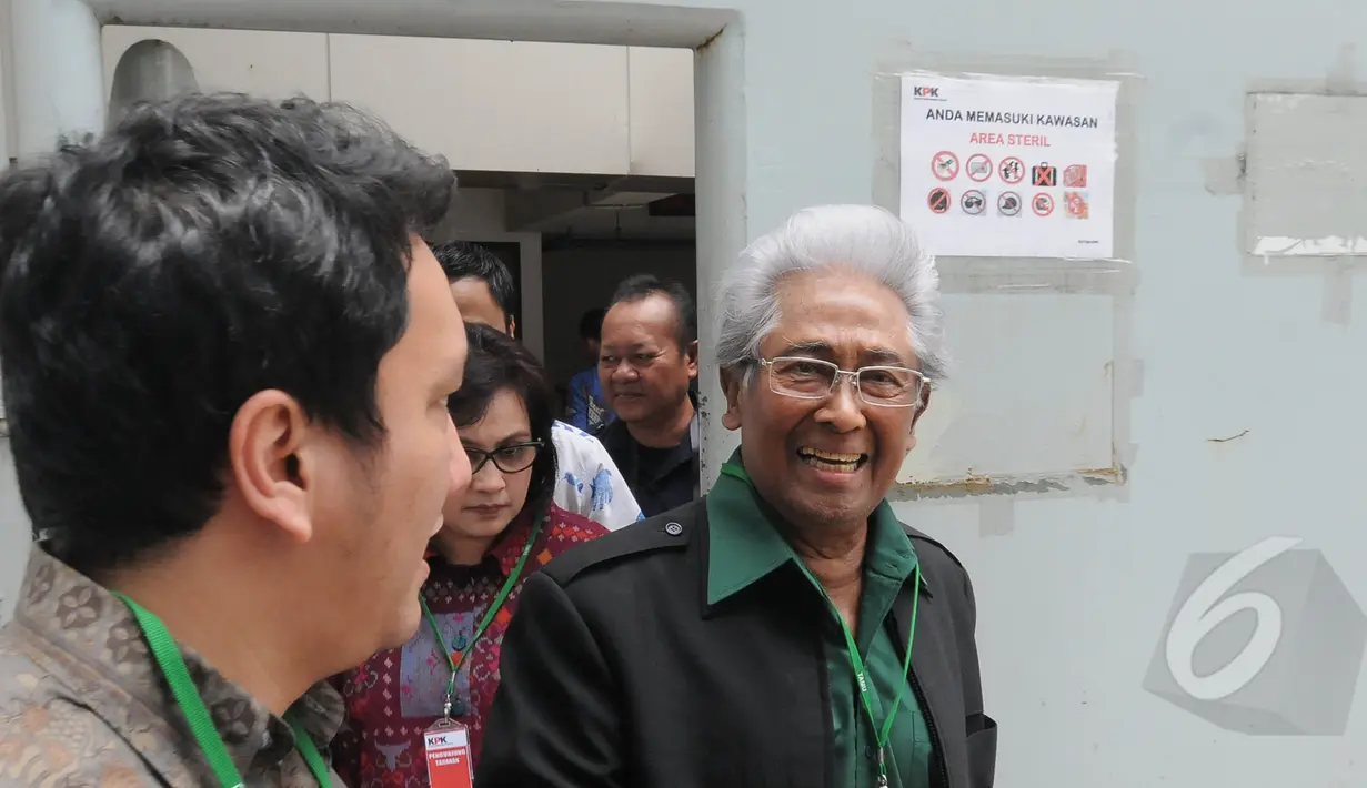 Adnan Buyung Nasution keluar dari rumah tahanan KPK, Jakarta, Jumat (6/3/2015). Adnan mengungkapkan kliennya Anas Urbaningrum akan melakukan kasasi ke Mahkamah Agung atas vonis yang diterimanya. (Liputan6.com/Herman Zakharia)
