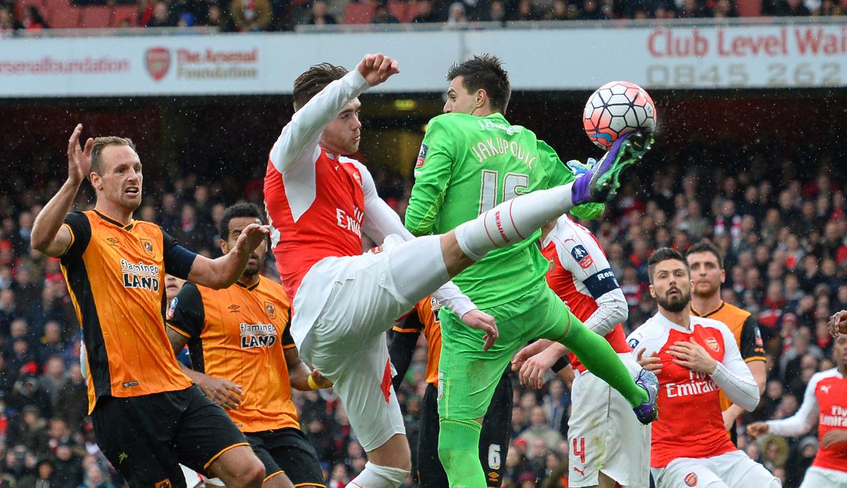 Perebutan bola di depan gawang Hull City dalam putaran kelima Piala FA Inggris di Stadion Emirates, London, Inggris, Sabtu (20/2/2016). (AFP/Glyn Kirk)