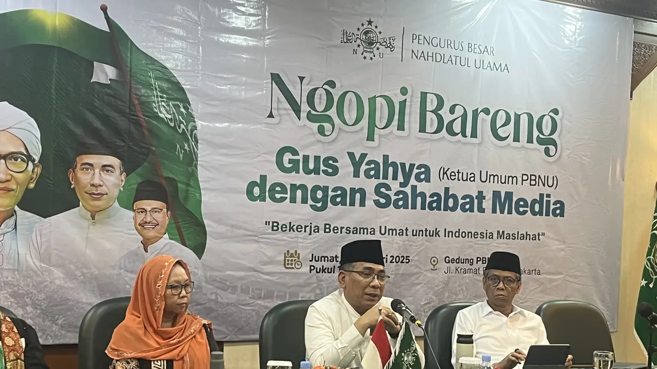 Ketua Umum Pengurus Besar Nahdlatul Ulama (PBNU) Yahya Cholil Staquf di Gedung PBNU di Jalan Kramat Raya, Jakarta Pusat, Jumat (3/1/2025). (Liputan6.com/Winda Nelfira)