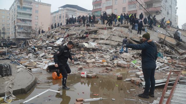 Gempa Magnitudo 7,8 Turki, Warga dan Tim Penyelamat Terus Cari Korban dari Reruntuhan Bangunan