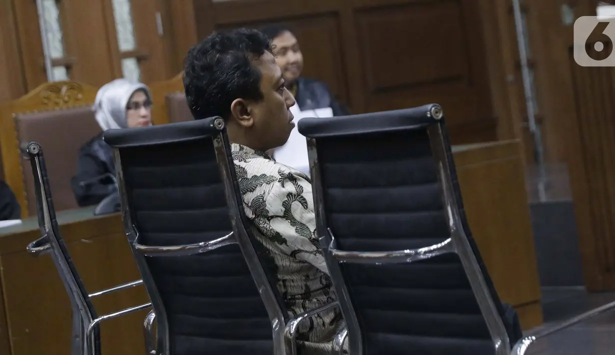 Terdakwa dugaan suap jual-beli jabatan di lingkungan Kemenag, M Romahurmuziy saat menjalani sidang pembacaan putusan sela di Pengadilan Tipikor, Jakarta, Senin (9/10/2019). Majelis hakim menolak eksepsi terdakwa dan sidang akan dilanjutkan dengan pemeriksaan saksi. (Liputan6.com/Helmi Fithriansyah)