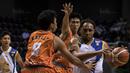 Pebasket Satria Muda, Dior Lowhorn, menghindari penjagaan pemain NSH pada laga Perbasi Cup 2017 di Britama Arena, Jakarta, Rabu (8/11/2017). Satria Muda menang 83-67 atas NSH. (Bola.com/Vitalis Yogi Trisna)