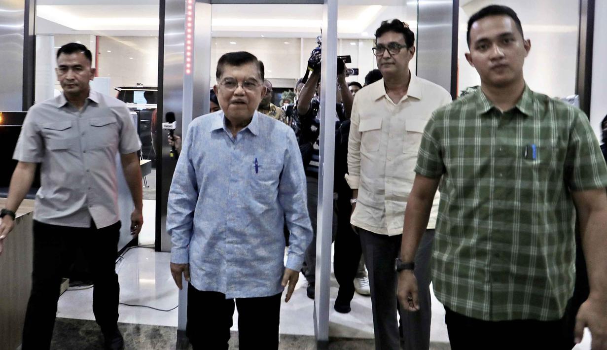 Didampingi kuasa hukumnya, Jusuf Kalla, mendatangi Gedung Bareskrim Mabes Polri, Jakarta, Rabu (8/4/2026). Tampak dalam foto, Wakil Presiden ke-10 dan ke-12 Republik Indonesia, Jusuf Kalla (kedua kiri) saat mendatangi Gedung Bareskrim Mabes Polri, Jakarta, Rabu (8/4/2026). (Ade Danhur/Media JK)