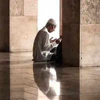 Kekhusyukan salah satu jamaah yang sedang berdoa di salah satu sudut Masjid Istiqlal, Jakarta, Senin (6/6). Bulan Ramadan, umat muslim memanfaatkan waktu memperbanyak ibadah dengan tadarus dan melaksanakan salat sunah. (Liputan6.com/Faizal Fanani)
