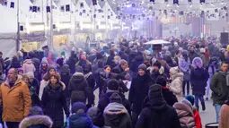 Suasana Riga Street Food Festival di Riga, Latvia, Sabtu (18/1/2020). Api unggun dan kios-kios makanan didirikan di sudut Jalan Kalku dan Valnu di Kota Tua Riga agar orang-orang dapat menikmati berbagai hidangan populer dari kota tersebut. (Xinhua/Janis)