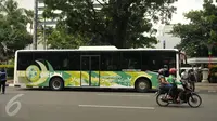 Bus Scania jenis premium Low City Bus saat test drive display bus di Balai Kota DKI Jakarta, Jumat (11/3). Bus Scania jenis premium Low City Bus ini nantinya menjadi standard bus-bus yang ada di Ibu Kota, termasuk Metromini. (Liputan6.com/Gempur M Surya)