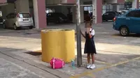 Bolos Sekolah, Bocah Ini Dirantai Ibunya