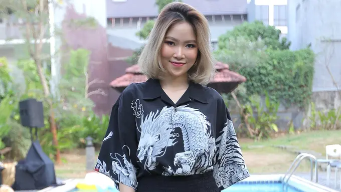 [Bintang] Gaet Dipha Barus, Monica Karina Luncurkan Single Skin to Skin