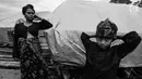 Seorang ibu dan anak Suku Baduy Luar di depan rumah yang dibangun dengan tenda di lokasi bekas kebakaran Kampung Cisaban II, Desa Kanekes, Banten, Kamis (1/6). Kebakaran pekan lalu itu menghanguskan 83 rumah Suku Baduy Luar. (Liputan6.com/Fery Pradolo)