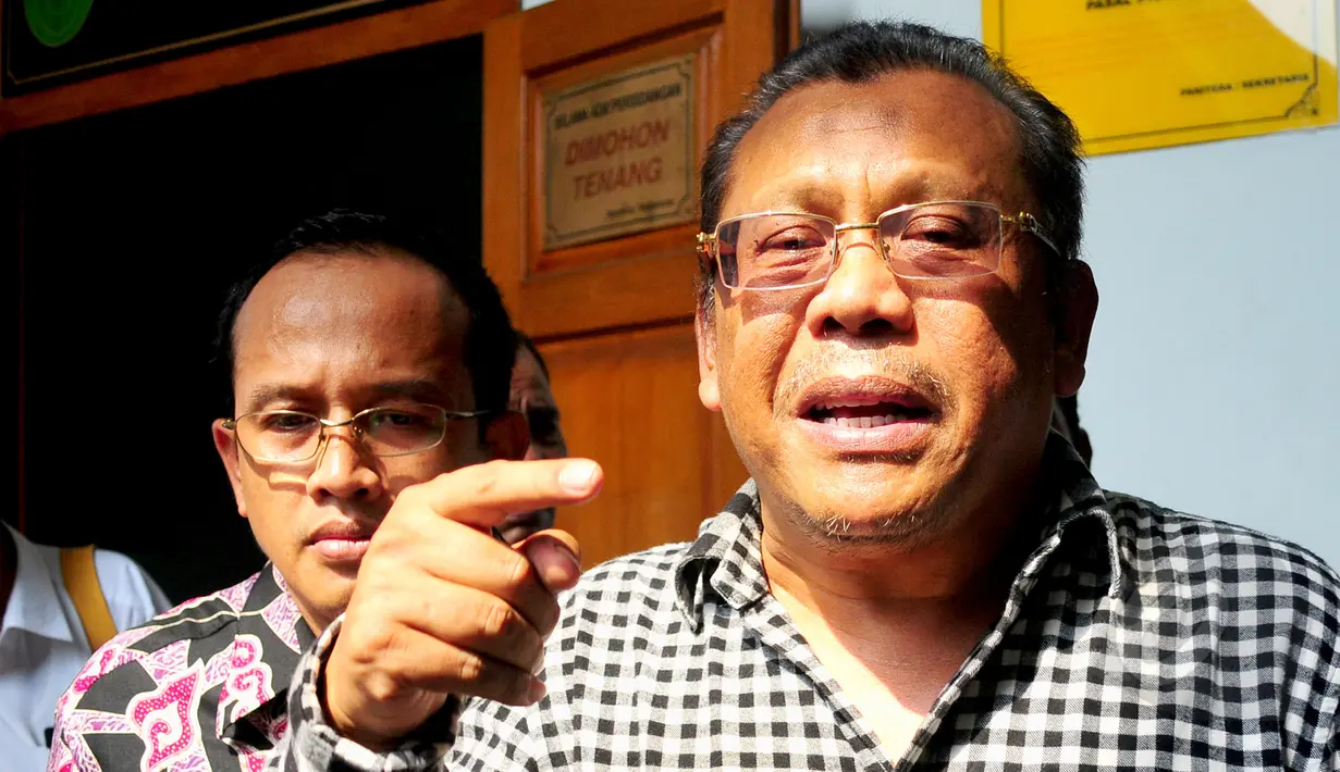 Kuasa hukum Sutan Bhatoegana, Eggi Sudjana saat memberikan keterangan pers saat menghadiri praperadilan Sutan Bhatoegana di Pengadilan Negeri Jakarta Selatan (PN Jaksel), Jakarta, Senin (6/4/2015). (Liputan6.com/Yoppy Renato)