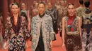 Sejumlah model mengenakan busana desainer Biyan Wanaatmadja dalam koleksi terbaru untuk Women's Wear Spring Summer 2017 di Jakarta Selatan, Rabu (1/6/2016). Koleksi sebanyak 102 outfit itu bertajuk Benang Merah. (Liputan6.com/Gempur M Surya)