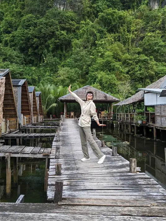 Enggak hanya tampil menawan dengan busana glamor di karpet mewah, Raline Shah menjadi salah satu selebirit pecinta alam yang menyukai olahraga mendaki gunung. Pakai outfit mendaki gunung ini pun ia tetap tampil keren dan dipuji banyak netizen. (Liputan6.com/IG/@ralineshah)